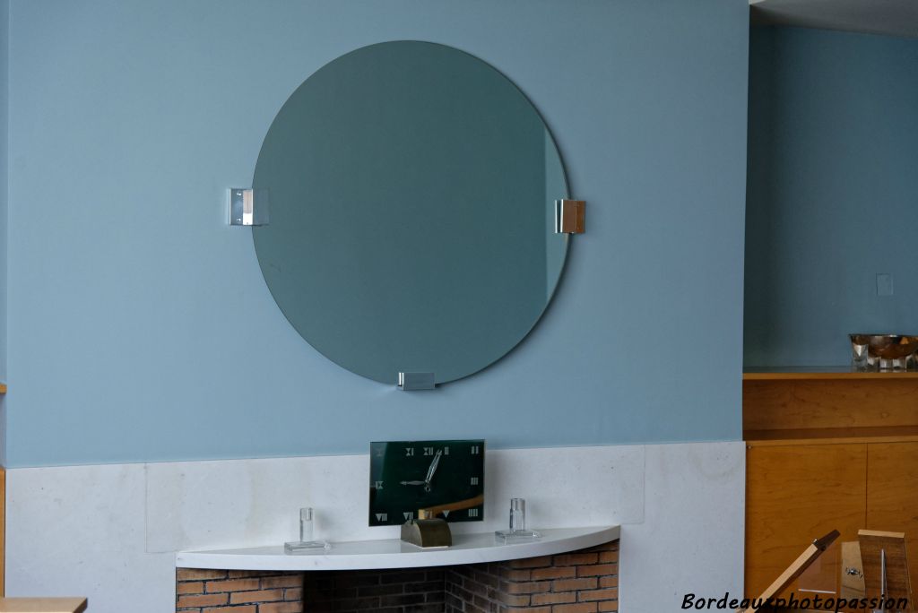 Miroir circulaire, pendule rectangulaire, dessus de cheminée en demi-cercle... l'architecte reste moderne.